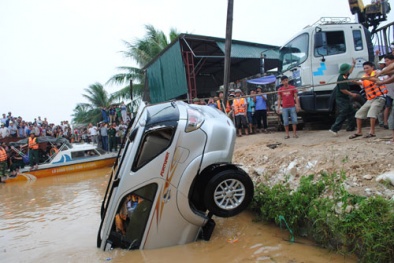 Phó Giám đốc đi cứu trợ bị lũ cuốn khiến dân xúc động